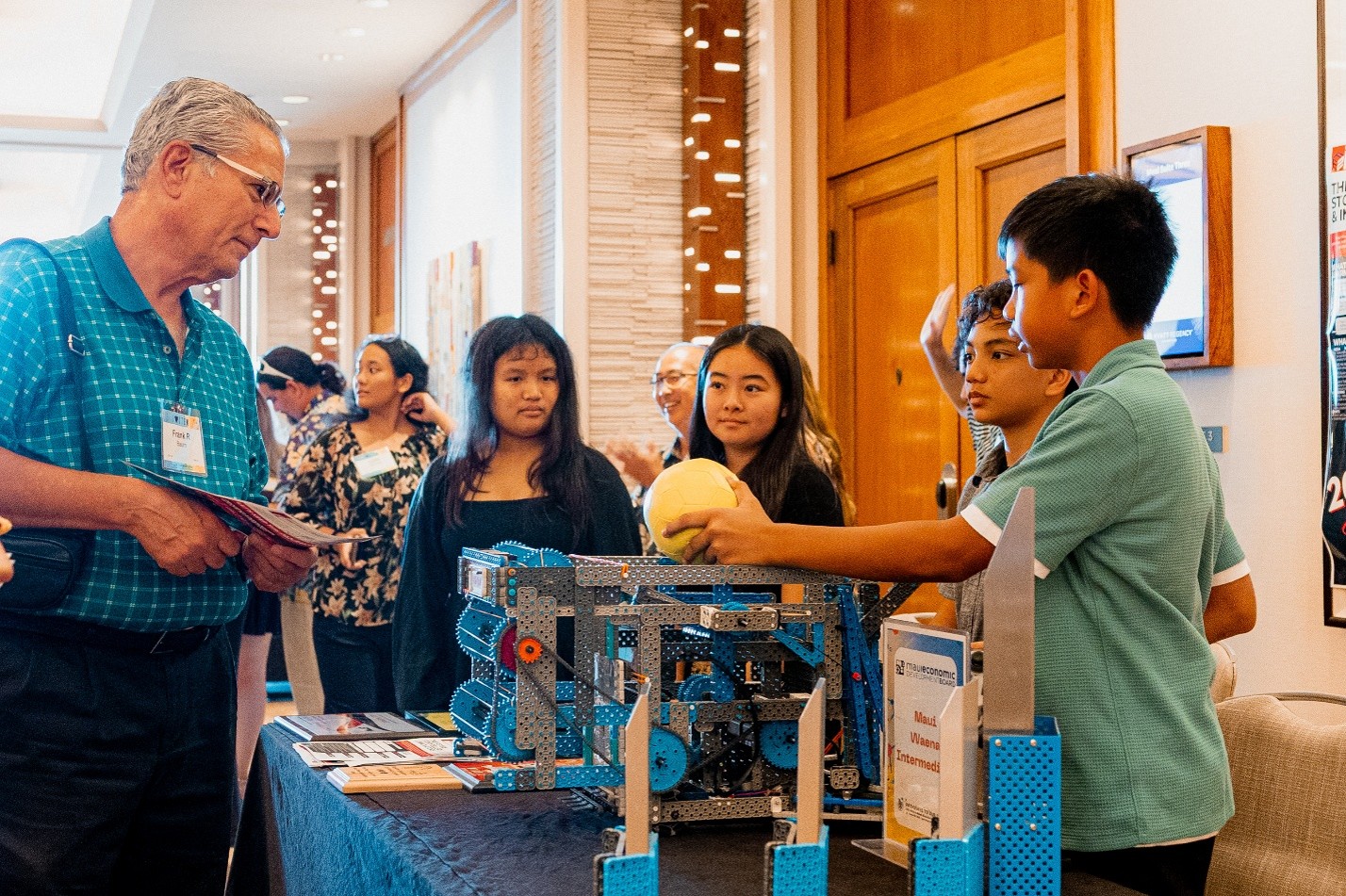 Students demonstrate their innovations at Ke Alahele fund dinner